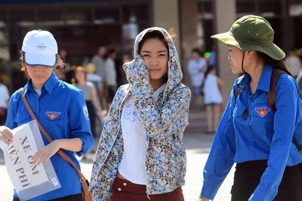 Sĩ tử đội nắng đổ về Hà Nội dự thi ảnh 8