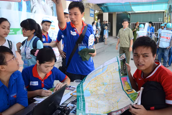 Sĩ tử đội nắng đổ về Hà Nội dự thi ảnh 6