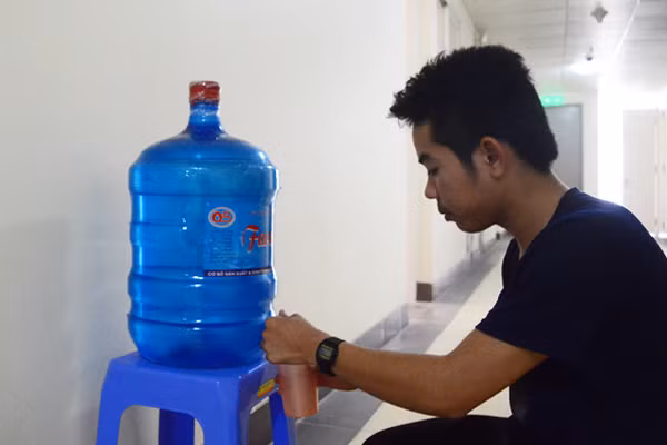 Sĩ tử đội nắng đổ về Hà Nội dự thi ảnh 16