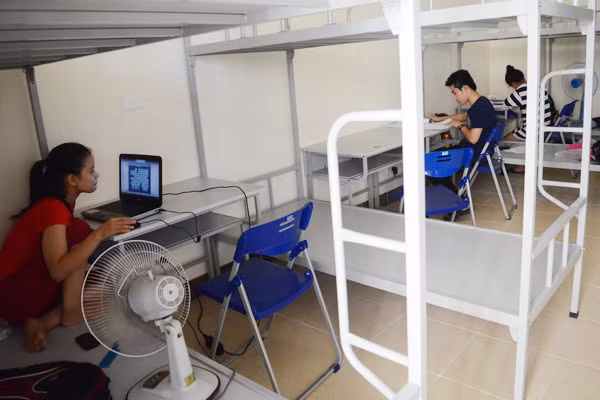 Sĩ tử đội nắng đổ về Hà Nội dự thi ảnh 14