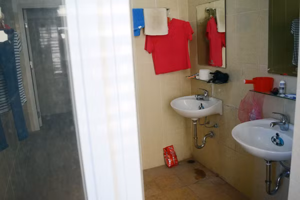 Sĩ tử đội nắng đổ về Hà Nội dự thi ảnh 15