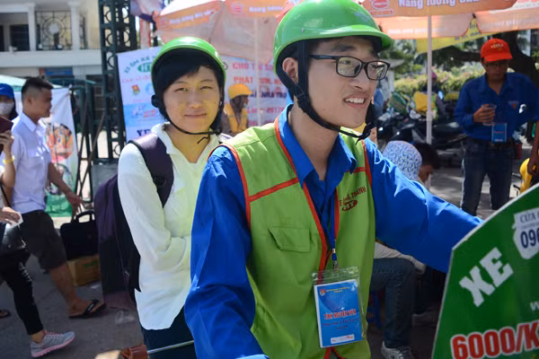 Sĩ tử đội nắng đổ về Hà Nội dự thi ảnh 9