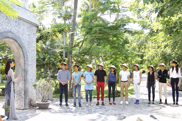 Top 10 Vietnam’s Next Top Model 2015 tìm hiểu về áo dài Việt Nam ảnh 9