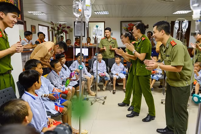 Báo An ninh Thủ đô đạt giải Nhì cuộc thi ảnh "Vì bình yên cuộc sống 2016" ảnh 5