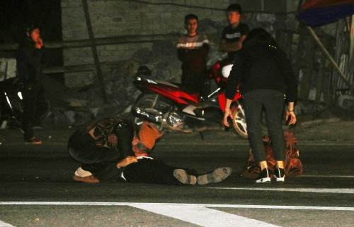 Đau lòng cảnh người vợ ôm chồng bị xe tông tử vong gào khóc giữa đường ảnh 1