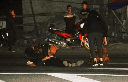 Đau lòng cảnh người vợ ôm chồng bị xe tông tử vong gào khóc giữa đường ảnh 1