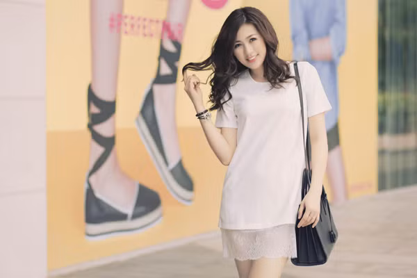 Á hậu Tú Anh diện đồ “xì-tin” rạng ngời dạo phố ảnh 8