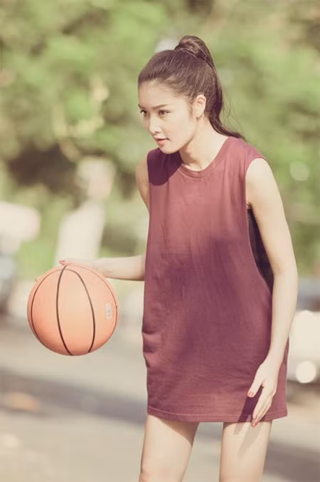 Hoa hậu Triệu Thị Hà khoe tài chơi bóng rổ ảnh 2