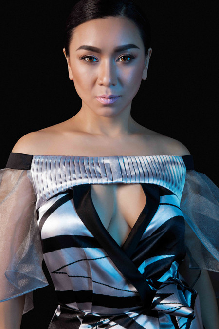 Nữ hoàng ảnh lịch Y Phụng "danh bất hư truyền" trong những thiết kế cực gợi cảm ảnh 8 Nữ hoàng ảnh lịch Y Phụng "danh bất hư truyền" trong những thiết kế cực gợi cảm ảnh 8