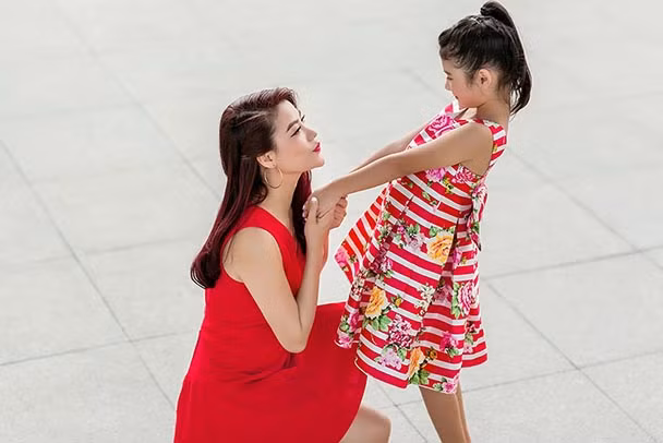 Con gái Trương Ngọc Ánh sành điệu xuống phố cùng mẹ ảnh 11 Con gái Trương Ngọc Ánh sành điệu xuống phố cùng mẹ ảnh 11