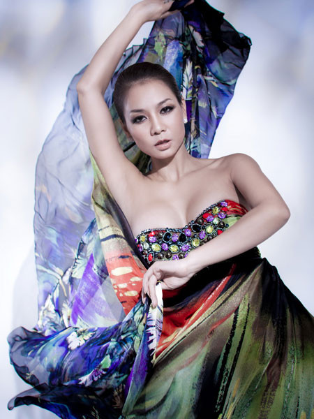 Ca sĩ Thu Minh: Buồn vui gì chuyện đôi chân ngắn dài ảnh 1