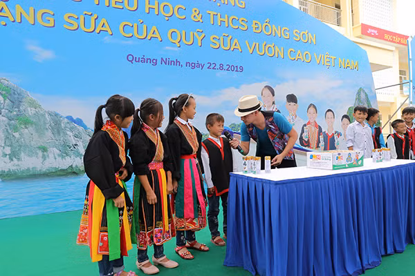Trẻ em Quảng Ninh đón nhận ngôi trường mới từ Chủ tịch Quốc hội và hơn 71 ngàn ly sữa từ Quỹ sữa Vươn cao Việt Nam ảnh 9