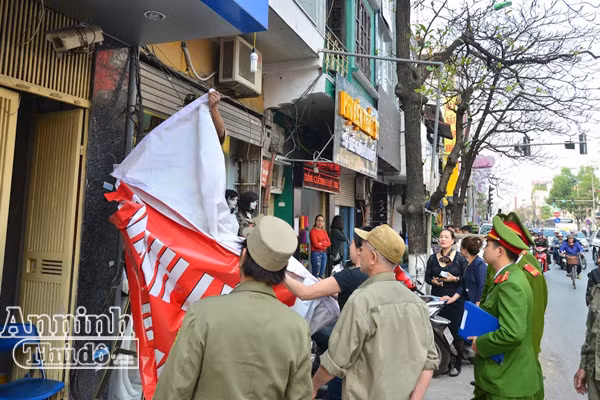 Hà Nội: Nhiều hộ dân tự phá dỡ phần lấn chiếm vỉa hè ảnh 4