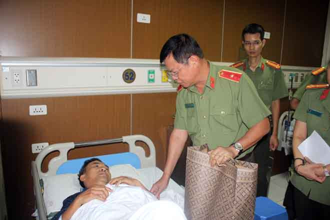 Thăm hỏi, động viên cán bộ Công an bị thương trong khi làm nhiệm vụ ảnh 1