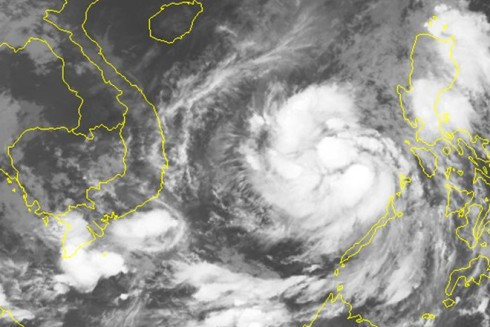 Xem clip đáng sợ khi bão Damrey đổ vào Bình Định ảnh 1