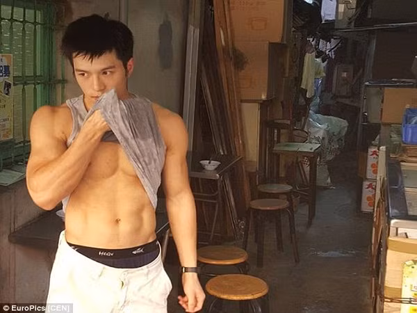 Hàng trăm cô gái phát cuồng vì “anh chàng bán đậu phụ đẹp trai nhất Trung Quốc“ ảnh 1