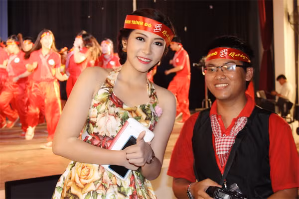 Hoa hậu Đặng Thu Thảo bị vây kín trong đêm Gala "Sắc đỏ Tây Đô" ảnh 2