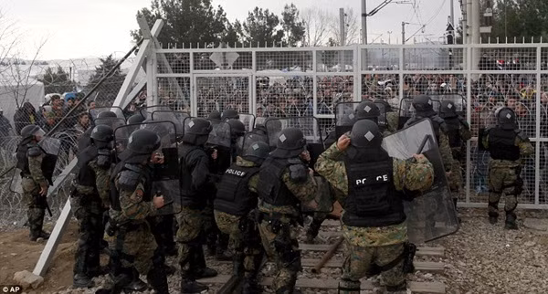 Người tị nạn đụng độ cảnh sát, phá hàng rào thép gai trên biên giới Macedonia ảnh 2