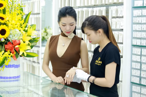 MC Nhã Uyên khoe vẻ trẻ trung, quyến rũ với những bộ trang sức độc đáo ảnh 6