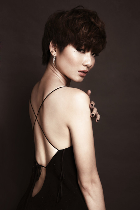 Kim Nhã "lột xác" thành quý cô, hờ hững khoe lưng thon ảnh 5 Kim Nhã "lột xác" thành quý cô, hờ hững khoe lưng thon ảnh 5