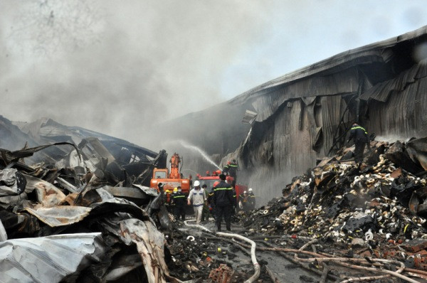 Hình ảnh tan hoang kho chứa sợi bông sau 1 ngày bị lửa hoành hành ảnh 3