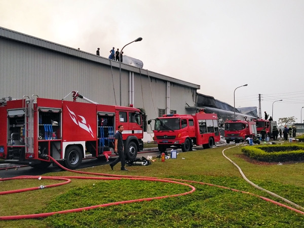 Hình ảnh tan hoang kho chứa sợi bông sau 1 ngày bị lửa hoành hành ảnh 4