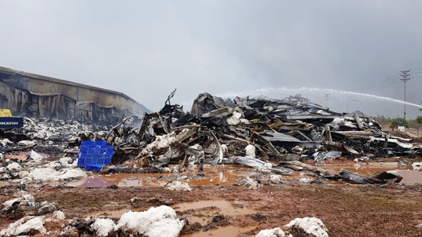 Hình ảnh tan hoang kho chứa sợi bông sau 1 ngày bị lửa hoành hành ảnh 6