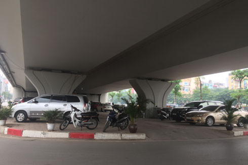 Nhiều bãi trông xe không phép dưới gầm cầu vẫn ngang nhiên tồn tại ảnh 1