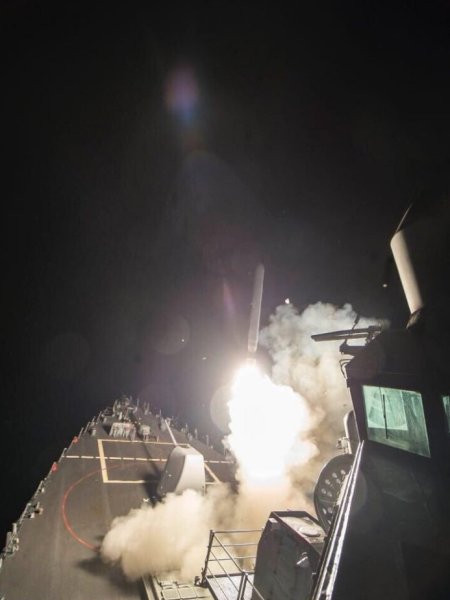 IS phát động tấn công gần căn cứ quân sự Syria vừa bị Mỹ phóng tên lửa ảnh 1