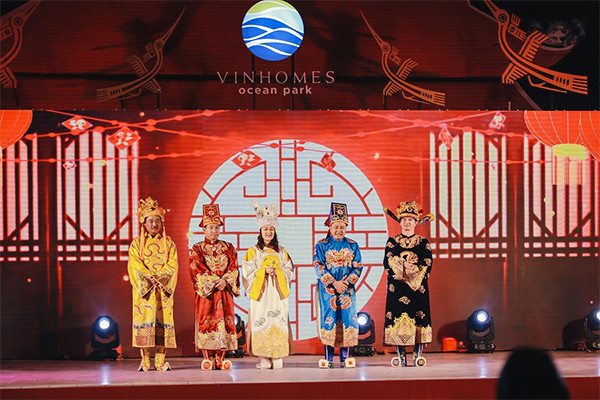 Ngọc Hoàng và các Táo vi hành quên lối về ở "Đảo hoa đào" ảnh 1