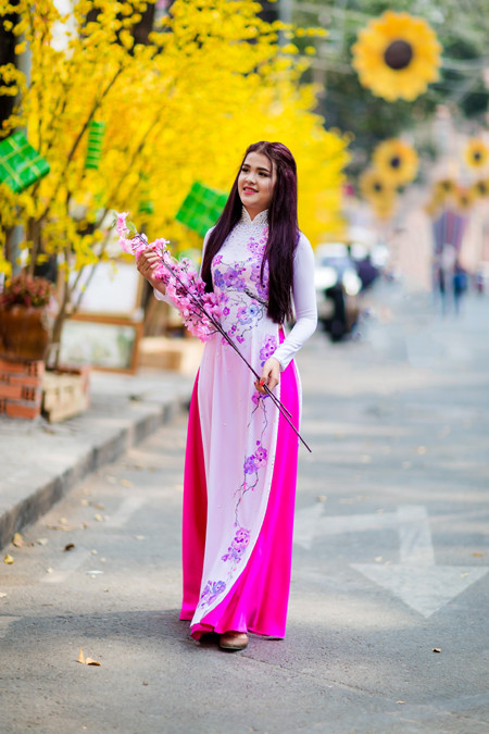 Á hậu Sơn Thị Dura thả dáng kiêu sa giữa phố xuân ảnh 6