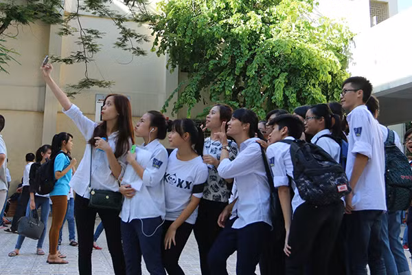 Làm thủ tục dự thi xong, sĩ tử đổ về Văn Miếu cầu may ảnh 6