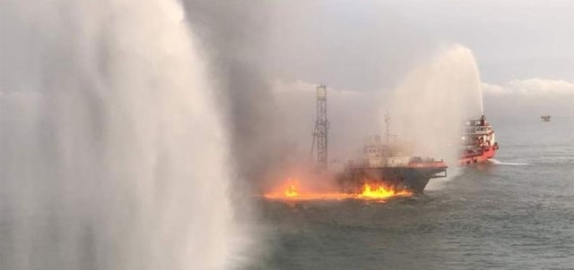 Tàu chở dầu bị cháy ngoài khơi Malaysia ảnh 1