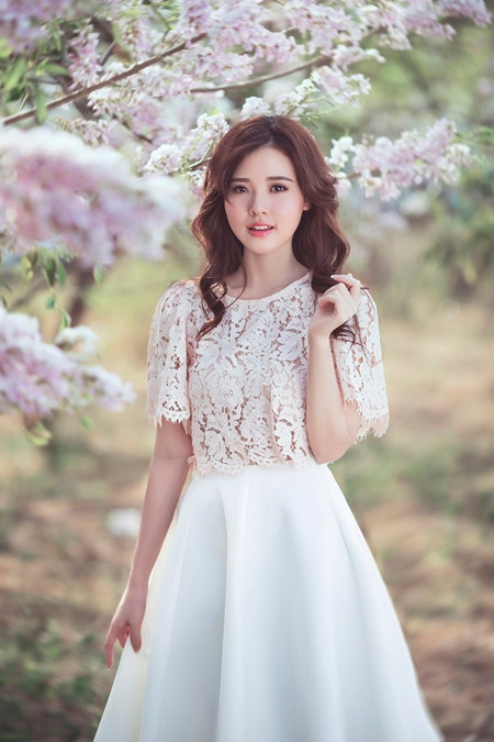 Midu xinh tươi với hoa anh đào đón năm mới ảnh 4 Midu xinh tươi với hoa anh đào đón năm mới ảnh 4