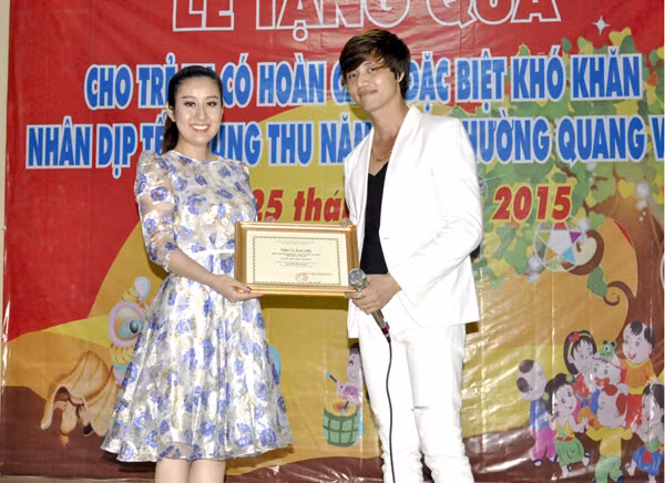 MC Kim Trang và dàn nghệ sĩ tặng quà Trung thu cho trẻ em nghèo ảnh 9