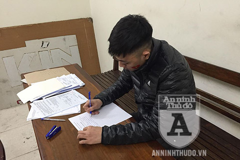 "Bão đêm" mừng tuyển Việt Nam vô địch, nhiều thanh niên nam nữ đốt pháo sáng ảnh 3