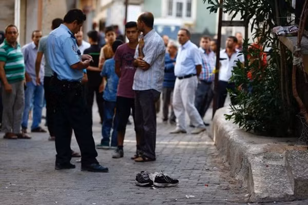 Đau lòng cảnh huyệt mộ nạn nhân san sát sau vụ đánh bom đám cưới Thổ Nhĩ Kỳ ảnh 8