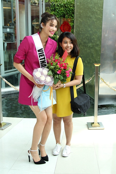 Hoa hậu Phạm Hương được người hâm mộ Thái Lan chào đón ảnh 9 Hoa hậu Phạm Hương được người hâm mộ Thái Lan chào đón ảnh 9