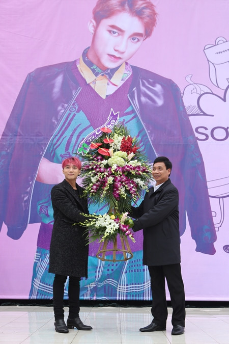 Sơn Tùng M-TP về thăm mái trường phổ thông tại Thái Bình ảnh 2 Sơn Tùng M-TP về thăm mái trường phổ thông tại Thái Bình ảnh 2