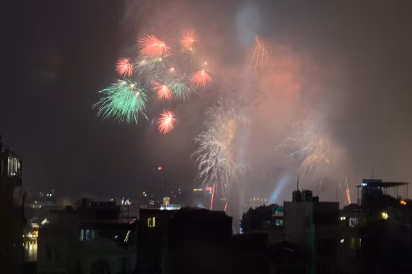 Người dân nô nức đi xem pháo hoa mừng Quốc khánh ảnh 5