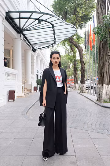 BTV Quỳnh Chi chứng tỏ độ sành điệu với quần áo đắt đỏ ảnh 6