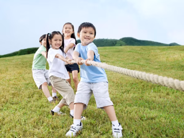 Trẻ chơi trong nhà nhiều dễ bị cận thị ảnh 1
