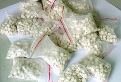 Hé lộ đường dây vận chuyển ma túy tổng hợp lớn qua đường chuyển phát nhanh ảnh 1