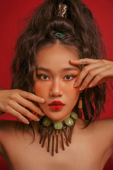 Với bộ ảnh “độc lạ” này, khán giả có thể nhìn thấy một Song Ngư lạnh lùng, cá tính nhưng không kém phần dị biệt qua những biểu cảm trên gương mặt cùng ánh mắt biết nói.