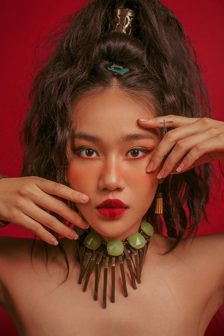 Với bộ ảnh “độc lạ” này, khán giả có thể nhìn thấy một Song Ngư lạnh lùng, cá tính nhưng không kém phần dị biệt qua những biểu cảm trên gương mặt cùng ánh mắt biết nói.