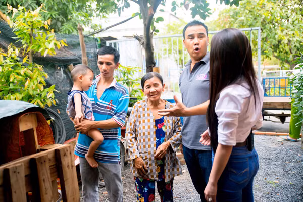 Quyền Linh cùng doanh nhân Janny Thuỷ Trần mua heo giống làm quà tặng ảnh 2