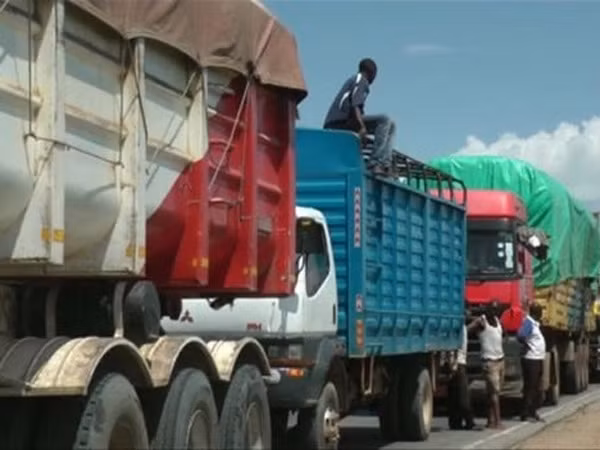 1.500 xe tải kẹt cứng trên đoạn đường dài 50km ảnh 1