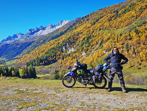 Chàng trai đi xe máy vòng quanh thế giới ảnh 1