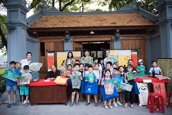 Hoa hậu Ngọc Hân, Á hậu Thanh Tú dạy vẽ cho trẻ em ảnh 9