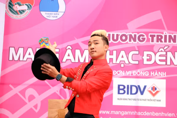 Danh hài Trà My "vác bụng bầu" lên sân khấu ảnh 7